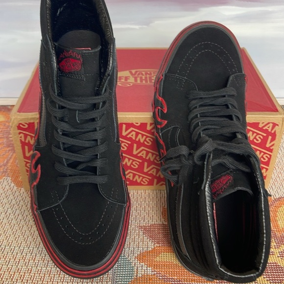 Vans Men’s Sk8-Hi Flame
Suede Black/Red
VN0005UJY09
Sneakers - Picture 11 of 16
